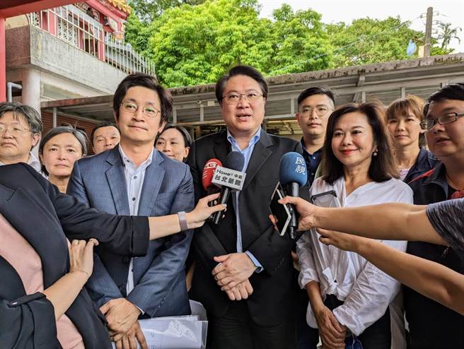 内政部长林右昌（前左2）亲自宣布天鹅洞环境改善计画获营建署核定，包括立法委员蔡适应（前左1）、基隆市副市长邱佩琳（前左3）也陪同出席。（张志康摄）