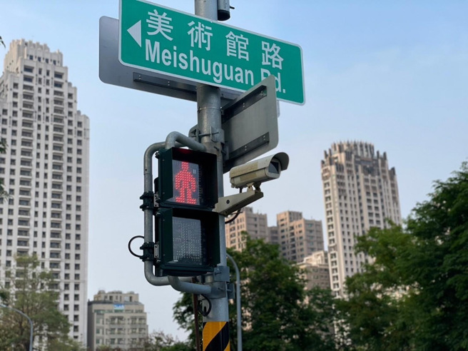 友善行人通行环境，设置150处30乘30公分「放大型行人专用号志」。(图：高雄市政府提供)