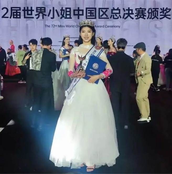 第72届世界小姐选美大赛中国大陆区总决赛上，清华大学女生洪昊昀获得最强人气冠军和东部赛区冠军。（潮新闻）