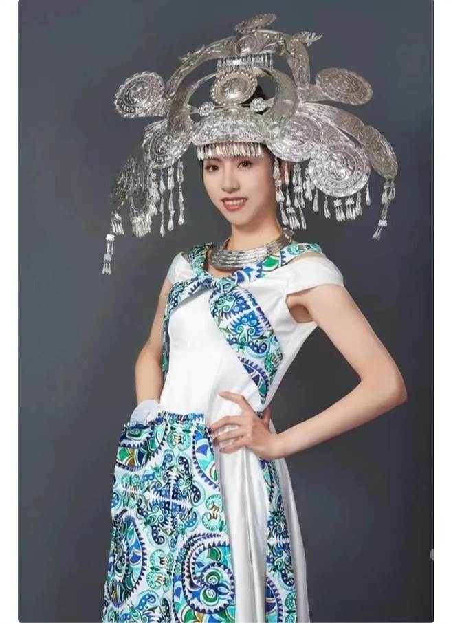 第72届世界小姐选美大赛中国大陆区总决赛上，清华大学女生洪昊昀获得最强人气冠军和东部赛区冠军。（潮新闻）