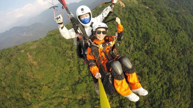 因受中央山脉屏障作用，拥有稳定的上升气流，屏东拥有全国最优秀的飞行伞、轻航机活动场地(屏东县交通旅游处提供)
