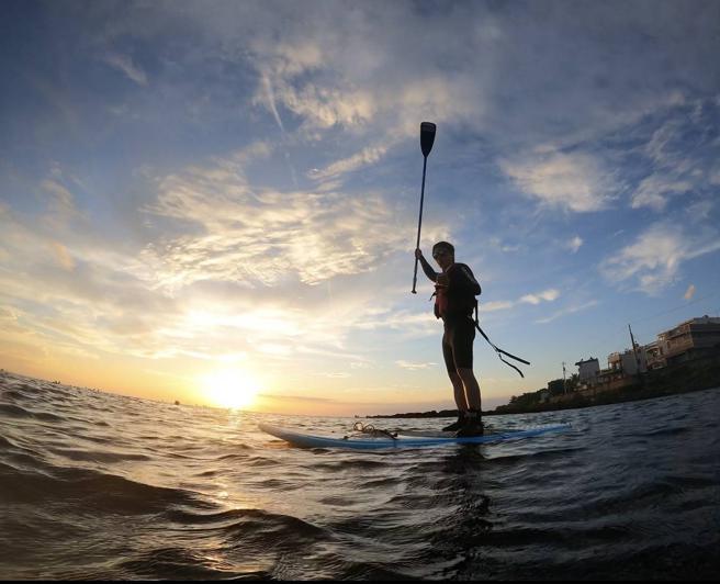 垦丁国家公园范围内的后壁湖拥有美丽的海岸线和世界闻名的海底珊瑚，相关水域活动如游艇、浮潜都相当热门(屏东县交通旅游处提供)