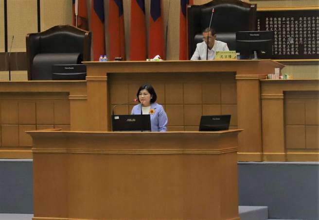 云林县长张丽善（前）施政总报告，吁中央健保补助统一。（云林县政府提供／张朝欣云林传真）