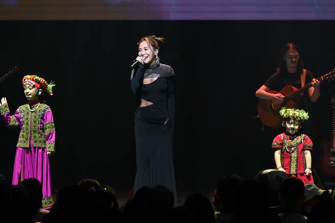 梁文音(中)，与侄子侄女台上合唱「好好对待她」。（环球音乐提供）