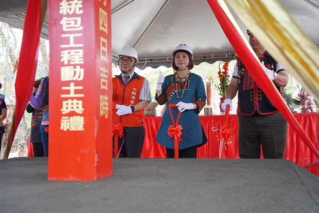 屏东县长周春米22日主持「石门古战场故事馆暨旅游资讯站」动土典礼。(屏县府提供)