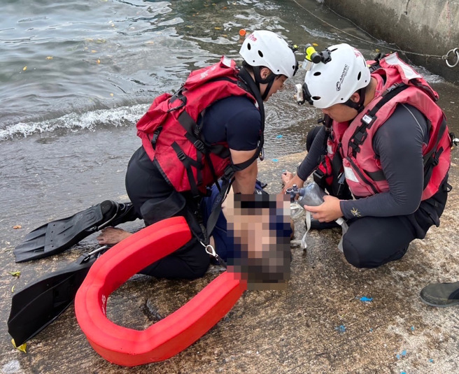 消防人员捞起后已无呼吸心跳，送往邻近医院急救，抢救后恢復生命徵象。（翻摄画面）