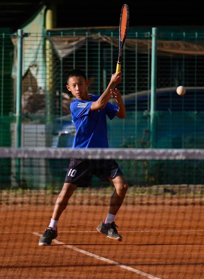 台南市盐水国小蔡家兴挥别家暴阴影，努力不懈，在网球比赛获奖无数，荣获今年总统教育奖。（市府提供／洪荣志台南传真）