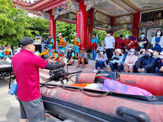 台南市政府消防局第三大队22日在学甲区白礁亭，结合辖内6个区公所办理管筏操作教育训练。（消防局提供／张毓翎台南传真）