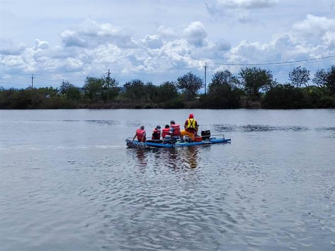 台南市政府消防局第三大队22日在学甲区白礁亭，结合辖内6个区公所办理管筏操作教育训练。（消防局提供／张毓翎台南传真）
