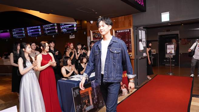 吴念轩踏上第二届喜乐时代学生影展的红毯，展现演员魅力。（黎明技术学院新媒体中心提供）