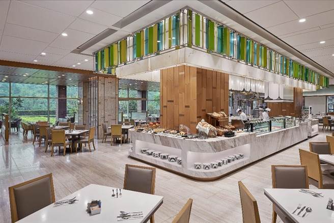 六福万怡叙日全日餐厅和关西六福庄好望角餐厅均获得环保署绿色餐厅认证，落实绿色食旅。(六福旅游集团提供)