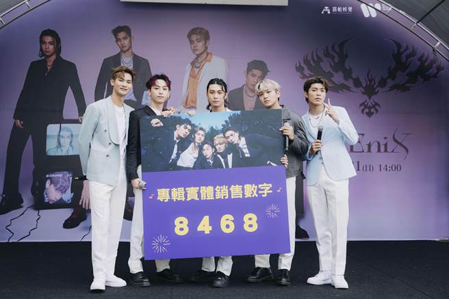 FEniX 昨在台中广三SOGO举办首场签唱会。（踢帕娱乐提供）