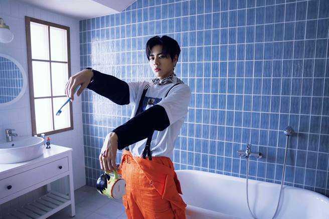 Ozone佳辰推出创作曲〈妳让我变成相思病狂的Zombie〉。（索尼音乐提供）