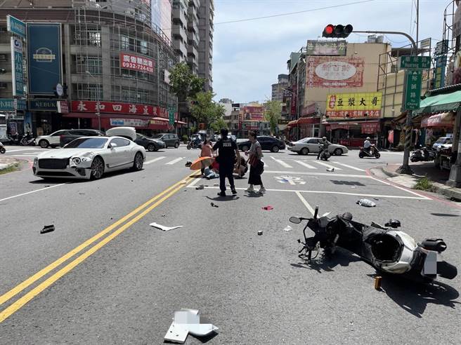 高雄市刘姓男大生22日下午骑车经过鼓山区时，转弯时视线遭公车阻挡、与对向白色宾利轿车对撞，宾利车头被撞凹，刘男当场喷飞，伤势严重送医后仍在抢救。（高市鼓山分局提供／袁庭尧高雄传真）