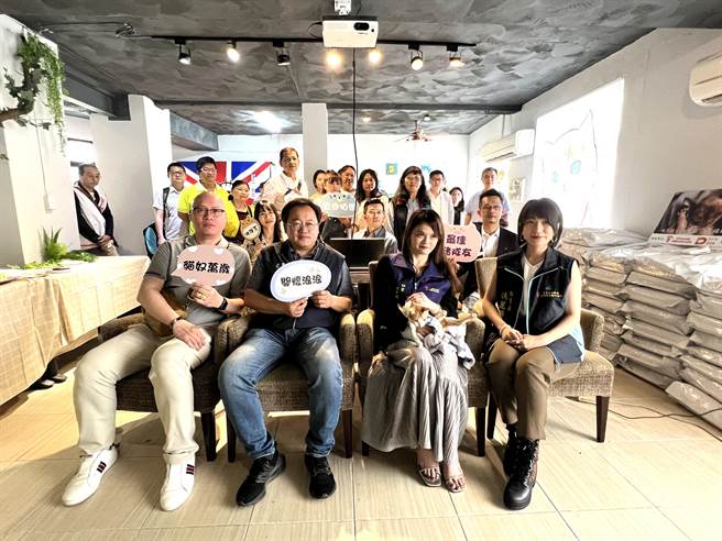 台湾咪可思关怀流浪动物协会桃园办事处开幕，协会秘书长冯丽珊（前排右一）、桃园处秘书王千甄（前排右二）与宠旺喵公司执行长赖志豪（前排左一）捐赠750公斤的猫狗乾粮给桃园市动保处，由动保处长王得吉（前排左二）代表受赠。(蔡依珍摄)