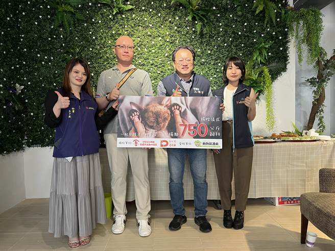 台湾咪可思关怀流浪动物协会桃园办事处开幕，协会秘书长冯丽珊（右一）联手宠旺喵公司执行长赖志豪（左二）捐赠750公斤猫狗乾粮予桃园市动物保护处，由处长王得吉（右二）代表接受。(蔡依珍摄)