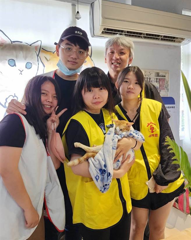 志工们抱着小脑病变、紧张会癫痫的「地瓜球」，由于牠已无法站立、视力已失，必须靠人照料，目前住在协会院内，在熟悉后也可能会住到桃园。(蔡依珍摄)