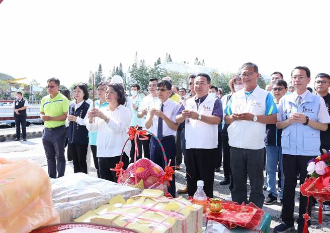 嘉义市重要桥梁「军辉桥」陪伴市民60多载即将拆除重建，22日市府特别举办改建感恩祈福仪式，藉典礼感念军辉桥对地方贡献。（吕妍庭摄）