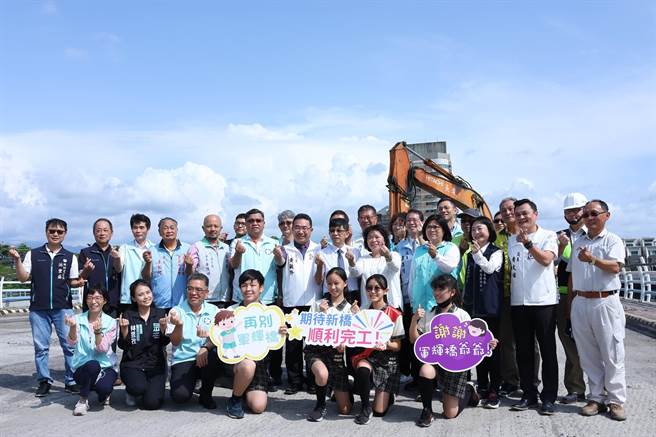 22日改建感恩祈福仪式特别安排兴安国小学生朗颂诗人渡也的《八掌溪四首》以及诗人赖子清的《鹭桥跨浪》，传达对军辉桥爷爷的感谢。（吕妍庭摄）