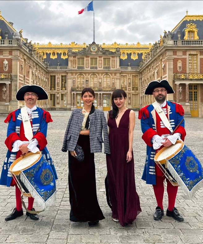 女星芳瑜（左二）与贵妇姊妹（左三）在凡尔赛宫前合影。（图／芳瑜 FiSha Lee facebook，经授权使用）