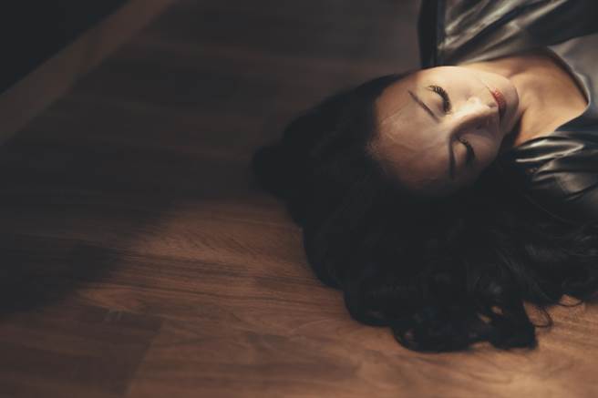 田丽为呈现被杀死的富婆，从影生涯第一次尝试头部翻模。（群之噰传播提供）