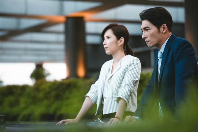 天心（左）在富豪杀妻案中意外成帮凶，温升豪暖送安慰。（群之噰传播提供）