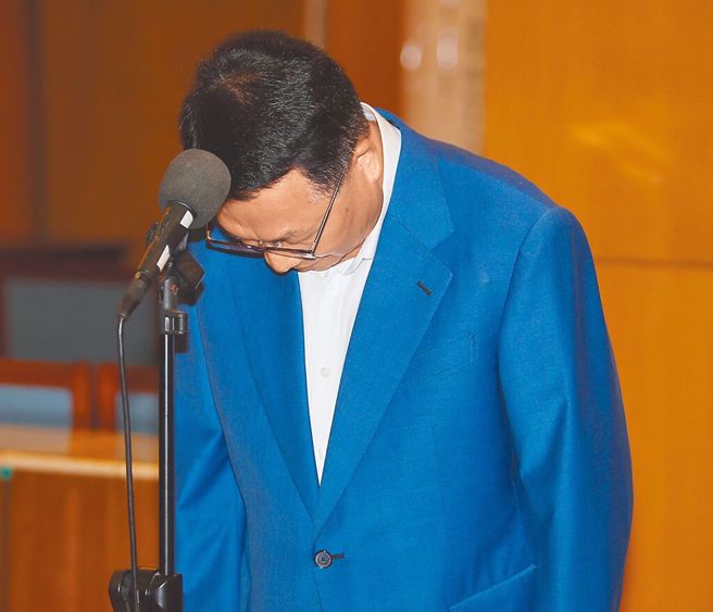 陈欧珀19日出面为涉及im.B诈骗案鞠躬道歉，但该案风波尚未止血，似延烧到更多绿营大咖。（中时资料照／季志翔摄）