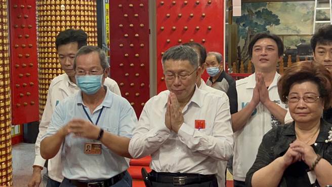 民眾党主席、总统参选人柯文哲（中）自520宣示角逐2024总统大选，今日宫庙活动首站来到高雄玉皇宫，向玉皇大帝等神明参拜、点光明灯，期望后续选举能平安顺利。（崔正纲摄）