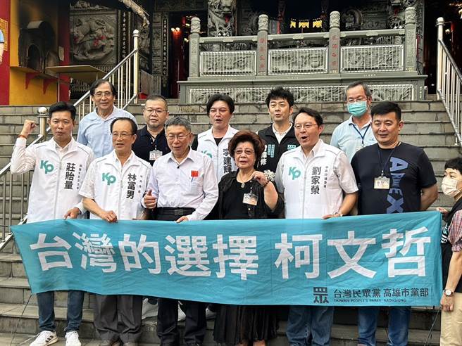 柯文哲（前左3）与竞选团队、庙方人员合影。（崔正纲摄）