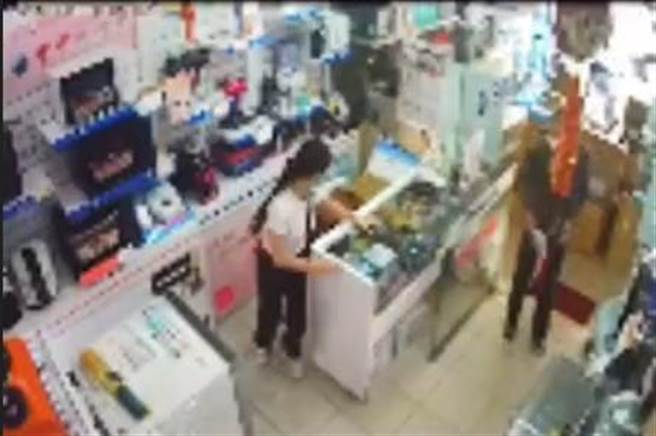 去年10月一名在电器行上班的林姓人妻，遭71岁的杨姓老翁以广告文宣拍打「屁股」，老翁还色瞇瞇的对着人妻说「除了电器以外，有没有卖人」。(民眾提供／吴建辉彰化传真)