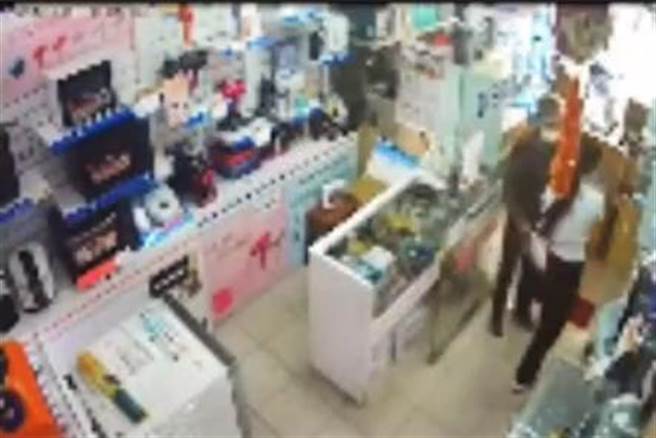 林姓人妻拿着监视器画面报警怒告，没想到检方竟不起诉，林姓人妻表示难以接受，明明罪证确凿，这样要人怎么相信司法。(民眾提供／吴建辉彰化传真)