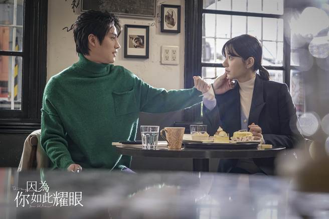 范少勋为郭雪芙擦去嘴角的鲜奶油。（时创影业提供）