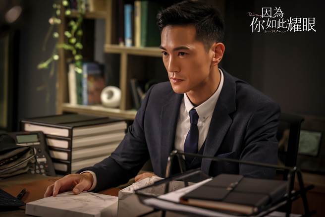 锺承翰诠释集团冰山副总。（时创影业提供）