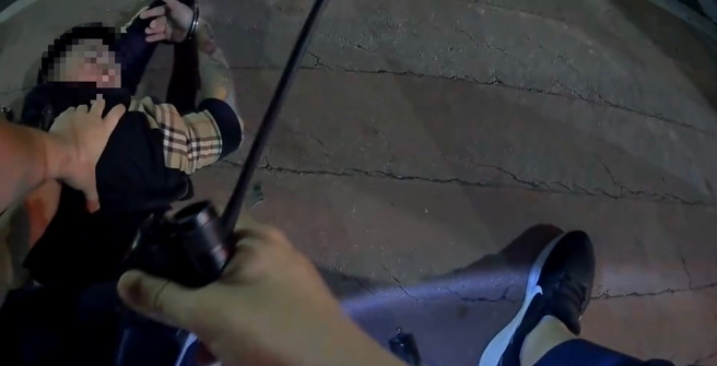 26歲蔡男欲跳車逃離，警方立即壓制。（圖／警方提供）