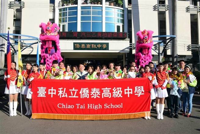 有位老师向媒体投诉称台中大里区侨泰高中考场20日会考进行数学科考试时，竟提早20分钟敲钟，导致考生情绪大受影响；校方表示，发现钟声有误立即广播请学生继续作答。（本报资料照／潘虹恩台中传真）