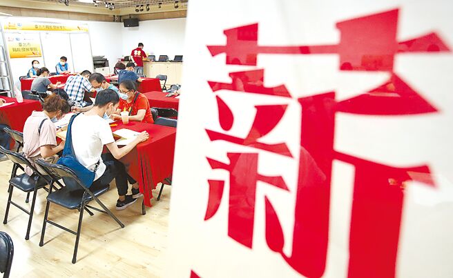 一名打工族認為正職月薪沒有31K的工作不要做，不如做時薪制賺得多。圖為北市徵才活動。（本報資料照片）