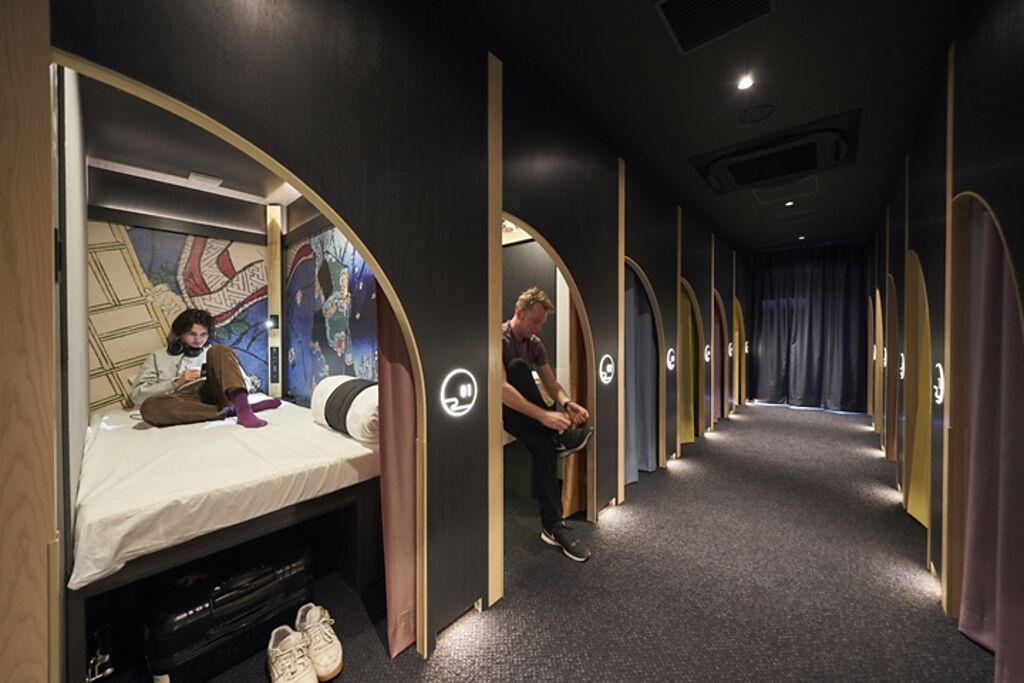 RESOL POSHTEL東京淺草的設計新潮，床位內還能欣賞日式壁畫。　圖：RESORT SOLUTION Co., Ltd.／來源