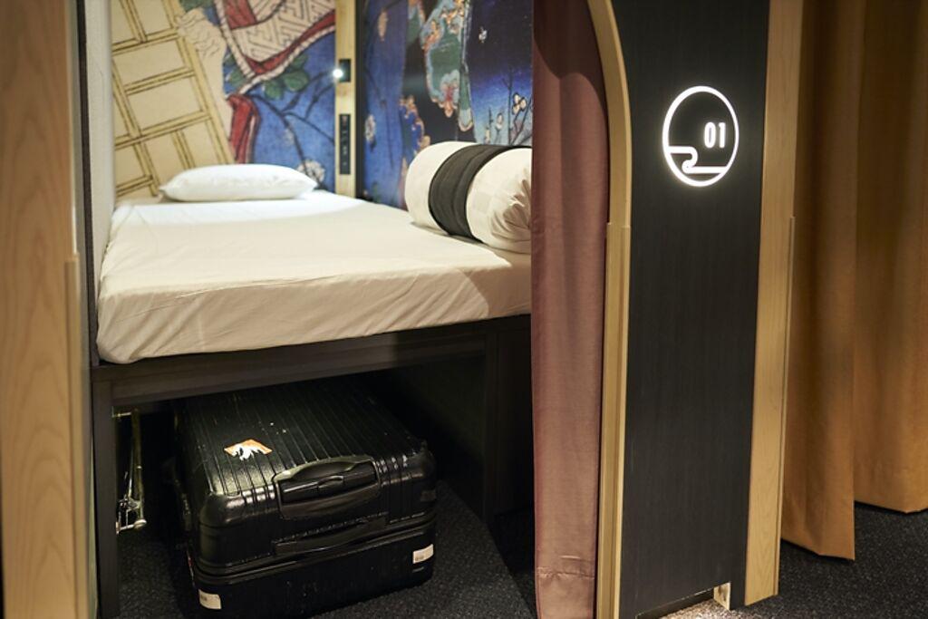 行李箱能鎖在行李房或直接塞入床位下方空間，貴重物則有可上鎖的保險櫃。　圖：RESORT SOLUTION Co., Ltd.／來源
