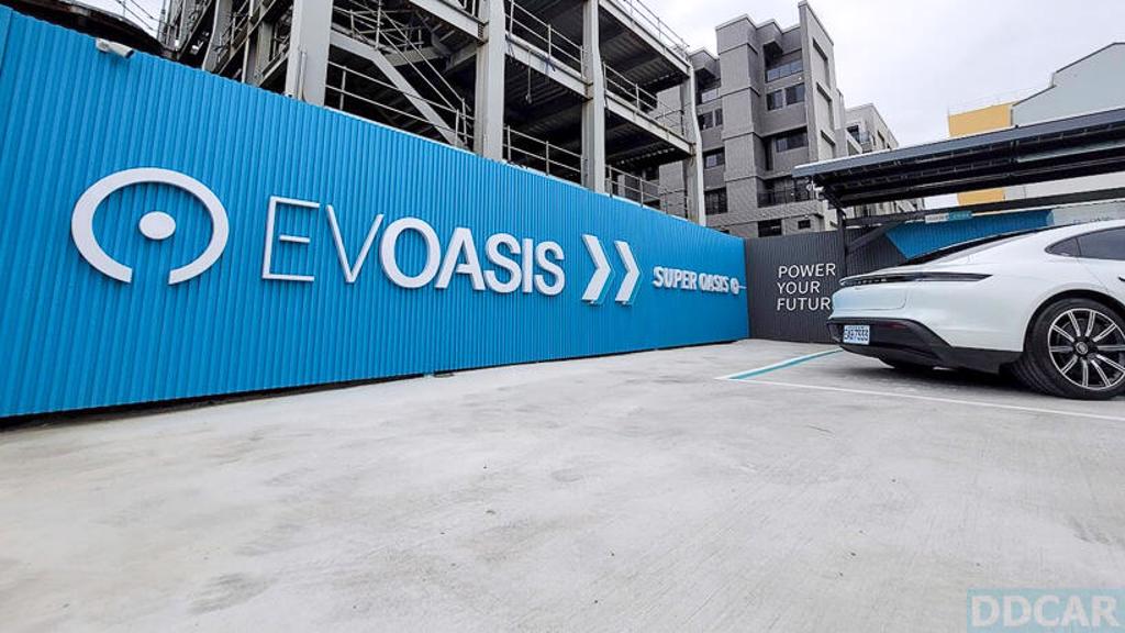 EVOASIS「超級綠洲」旗艦充電站計畫啟動：十億元資金投注，全台三年蓋 500 支充電樁(圖/DDCAR)