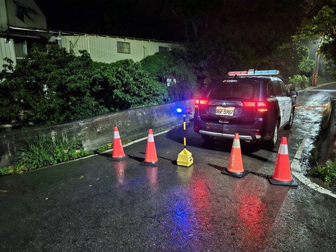 豪雨袭新北土城墙倒 五股路树倒塌阻交通。（翻摄画面）