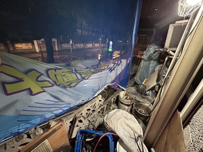 豪雨袭新北土城墙倒 五股路树倒塌阻交通。（翻摄画面）