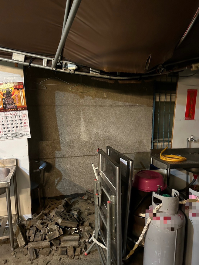 豪雨袭新北土城墙倒 五股路树倒塌阻交通。（翻摄画面）