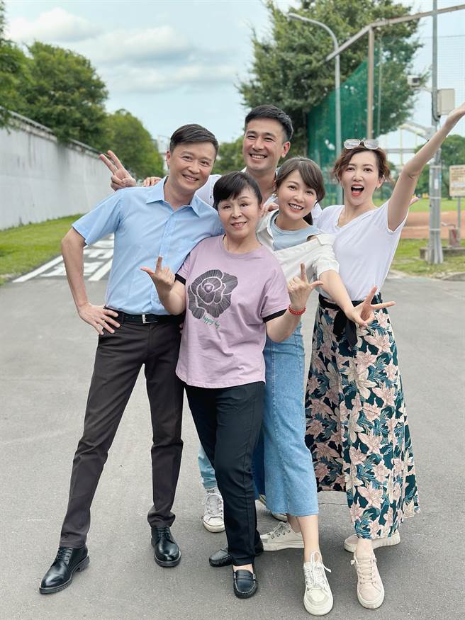 何豪傑劇中出獄，劇中家人一起迎接他。（民視提供）