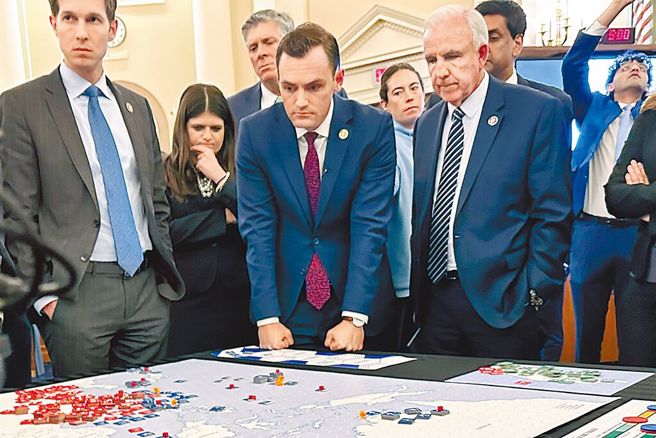 美国国会的美国与中共特设委员进行的兵推没有公布推演结果详情，只表示台海战争双方的伤亡都非常惨重。图前排中为委员会主席加拉格尔。（图／美联社）