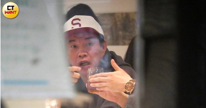 康康与友人现身内湖台菜餐厅聚餐，席间有说有笑，看起来心情之好。（图／本刊摄影组）