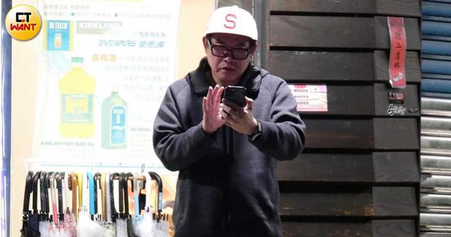 为了看清视讯画面，康康特地戴起眼镜到餐厅外接电话，被孩子「查勤」，也极有耐心地回应承诺很快回家。（图／本刊摄影组）