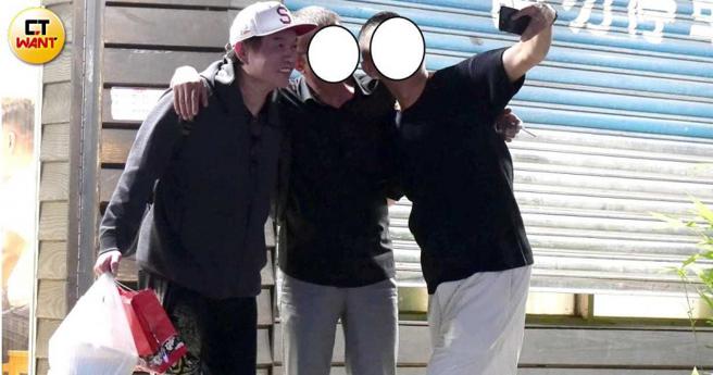 康康拎着打包的食物，在店外与友人自拍。（图／本刊摄影组）