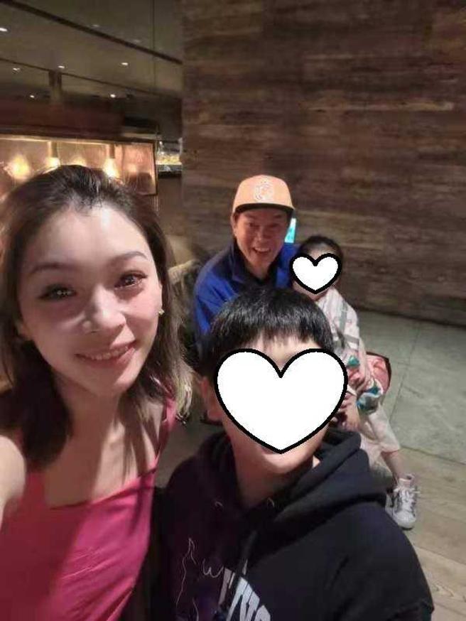 康康与老婆小孩一家四口感情非常紧密幸福。（图／取自康康脸书）