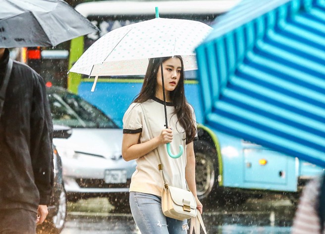 深夜暴雨成災，各地傳出淹水災情。（本報系資料照）
