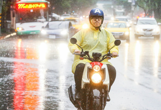 锋面逐渐南移，气象局针对全台17县市发布大雨及豪雨特报。（本报资料照片）